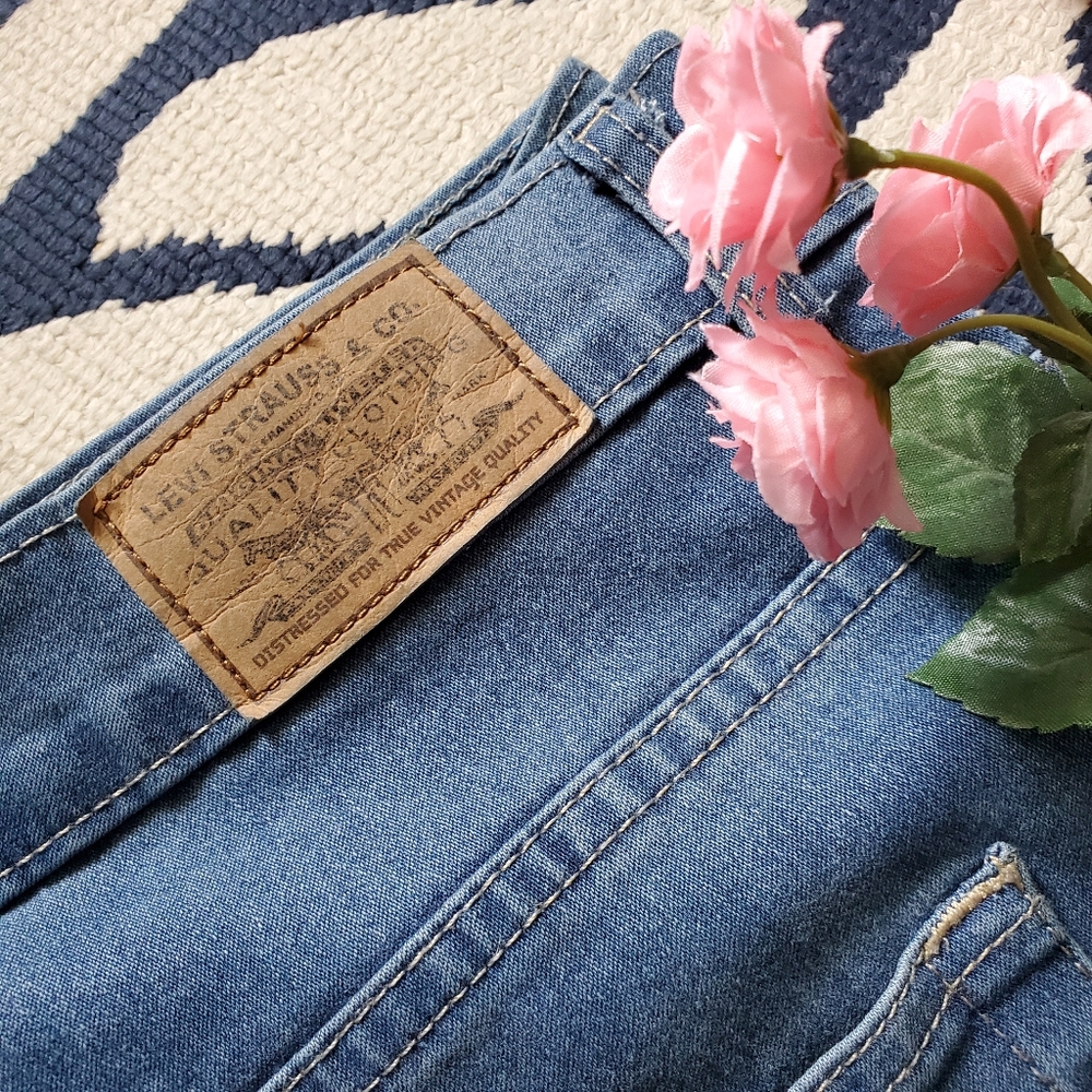 Light Levi's High Rise Jeans